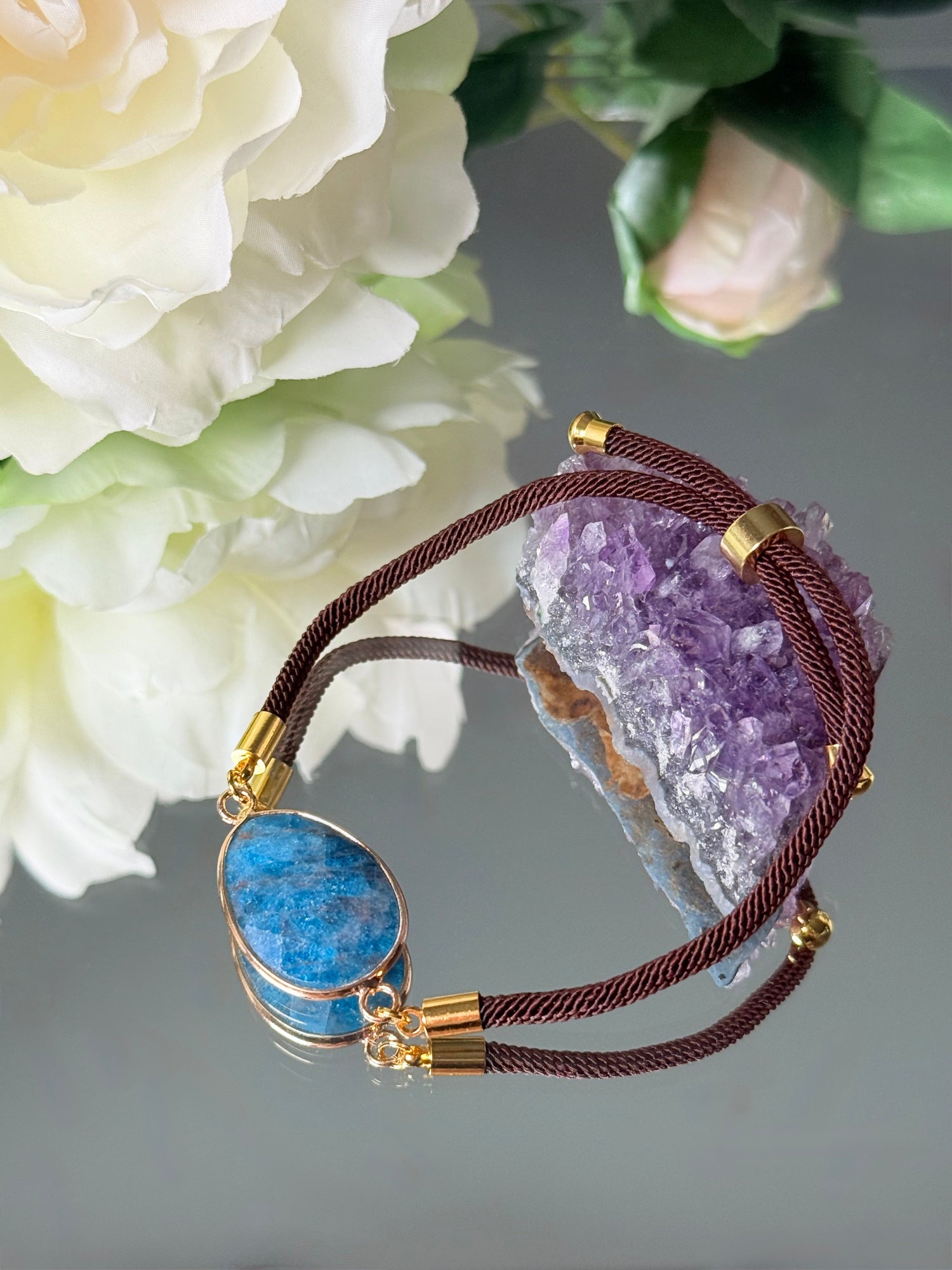 Spirituelles Heilstein-Armband mit blauem Apatit für das Halschakra und Manifestation, in Gold gefasst.