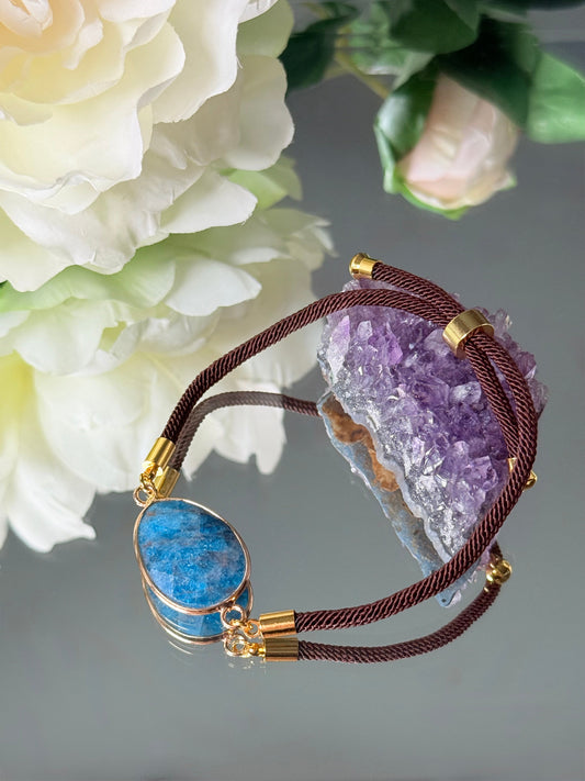 Spirituelles Heilstein-Armband mit blauem Apatit für das Halschakra und Manifestation, in Gold gefasst.