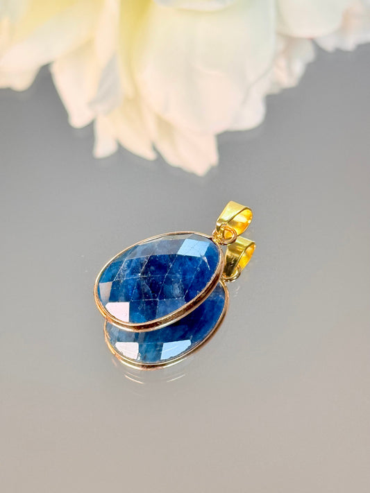 Detailansicht der goldenen Öse und der Fassung des blauen Apatit Anhängers.