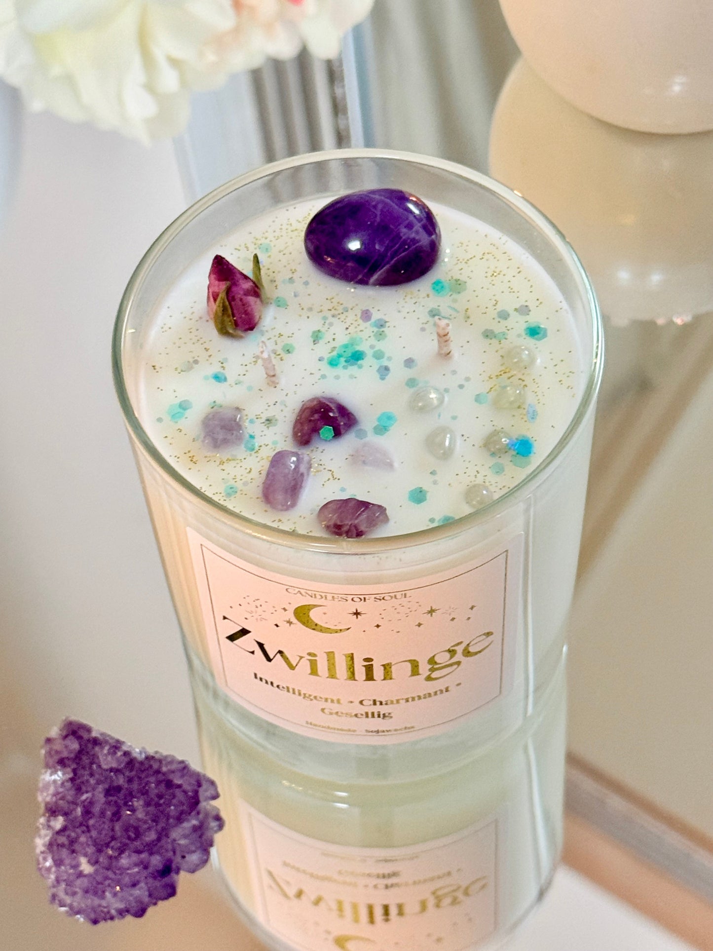 Weiße Zwillinge Sternzeichenkerze von Candles of Soul mit dem Aufdruck Intelligent, Charmant, Gesellig.