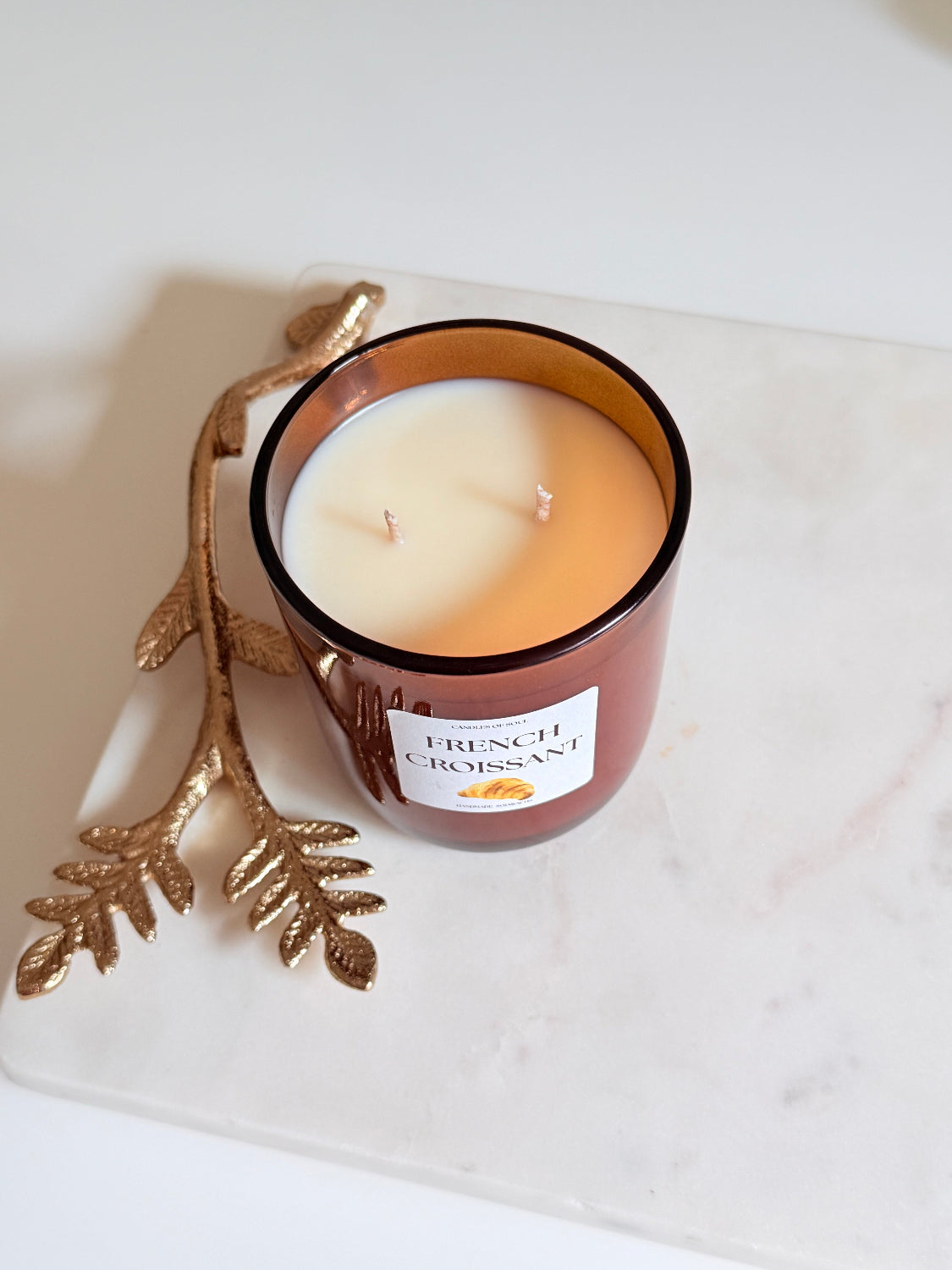 Handgegossene Croissant Duftkerze mit warmem buttrigem Bäckerei-Duft und minimalistischem Candles of Soul Design