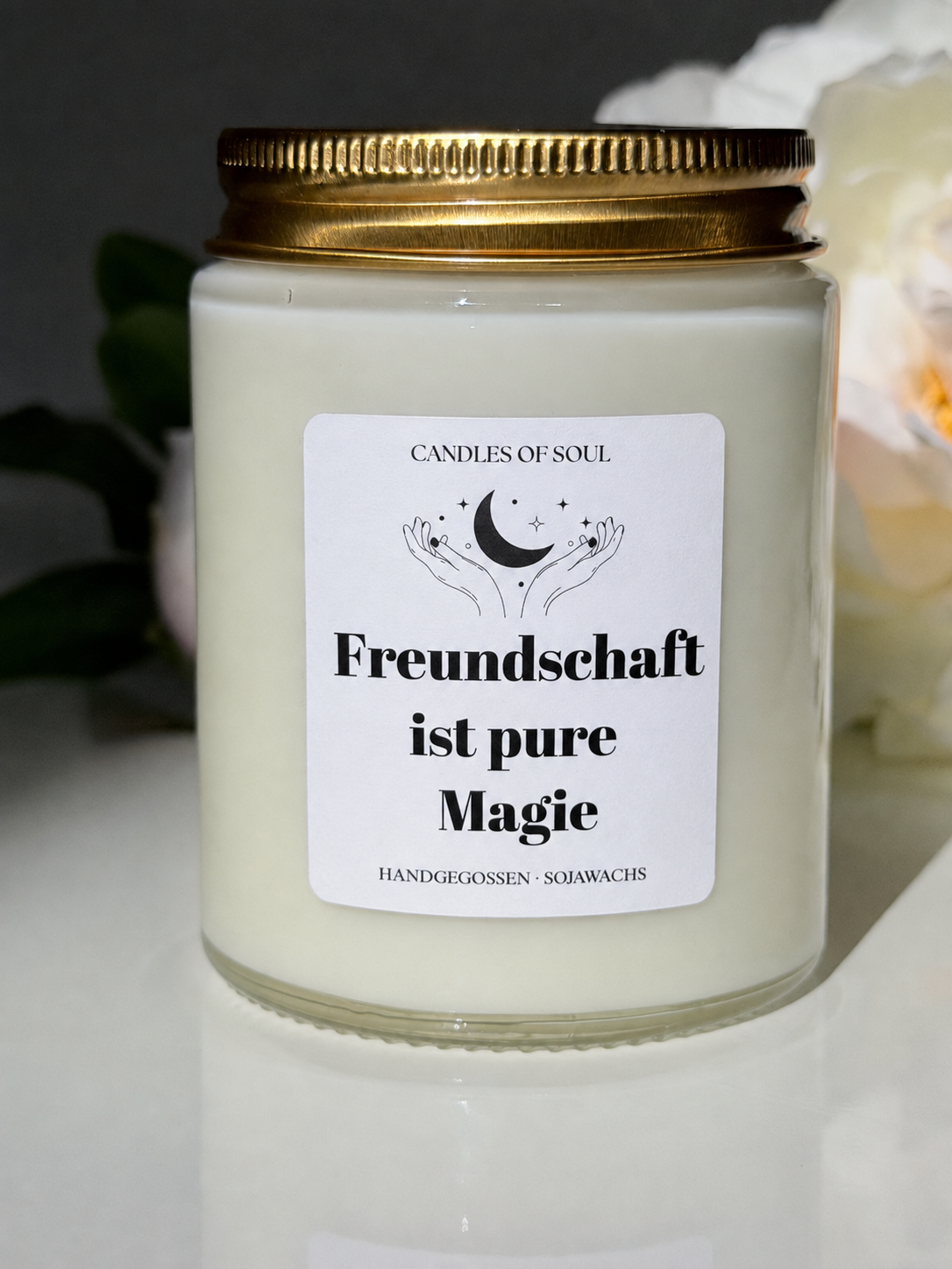 Weiße Duftkerze im Glas als Geschenk für die beste Freundin mit minimalistischem Freundschaftsetikett.
