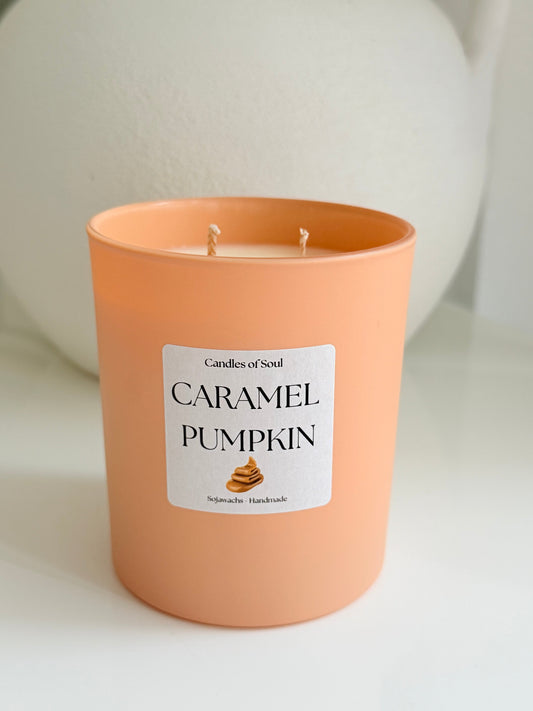 Handgegossene Sojawachs Duftkerze Caramel Pumpkin in orangem Glas mit zwei Baumwoll-Dochten.
