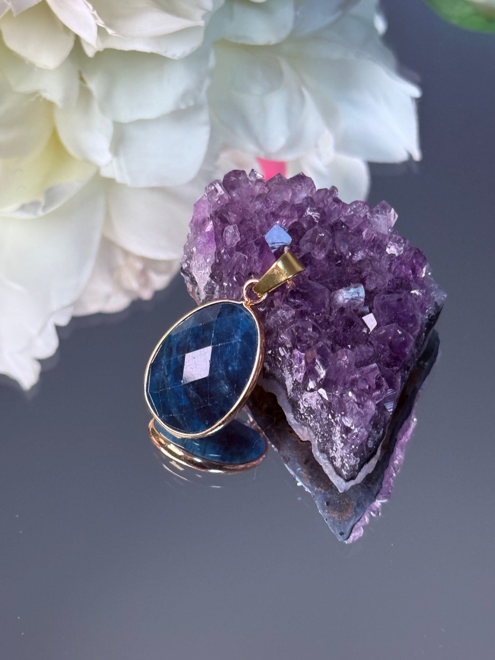 Detailansicht der goldenen Öse und der Fassung des blauen Apatit Anhängers.