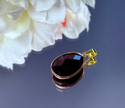 Nahaufnahme des facettierten schwarzen Obsidians (20mm) in nickelfreier Goldfassung.