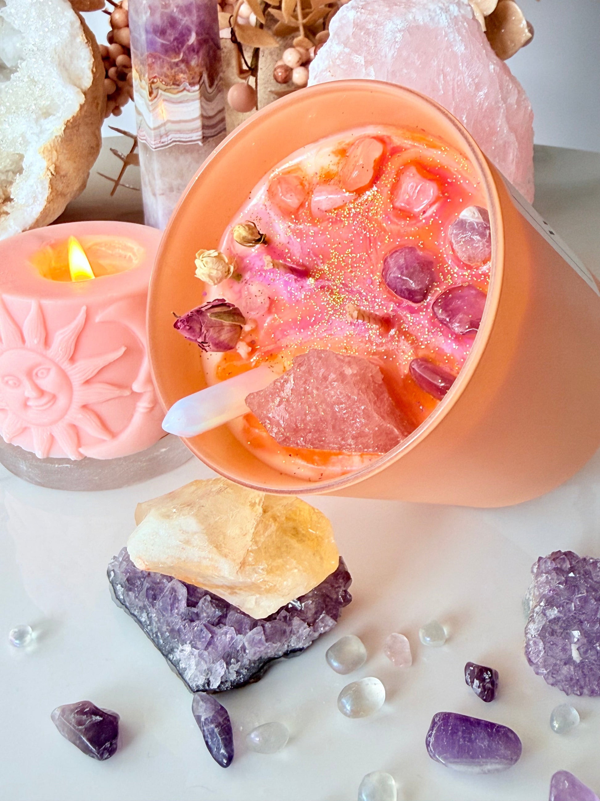 Draufsicht auf Sojawachs Kerze mit Opalith Spitze, rohen Edelsteinen, getrockneten Rosen und Glitzer im Wachs.