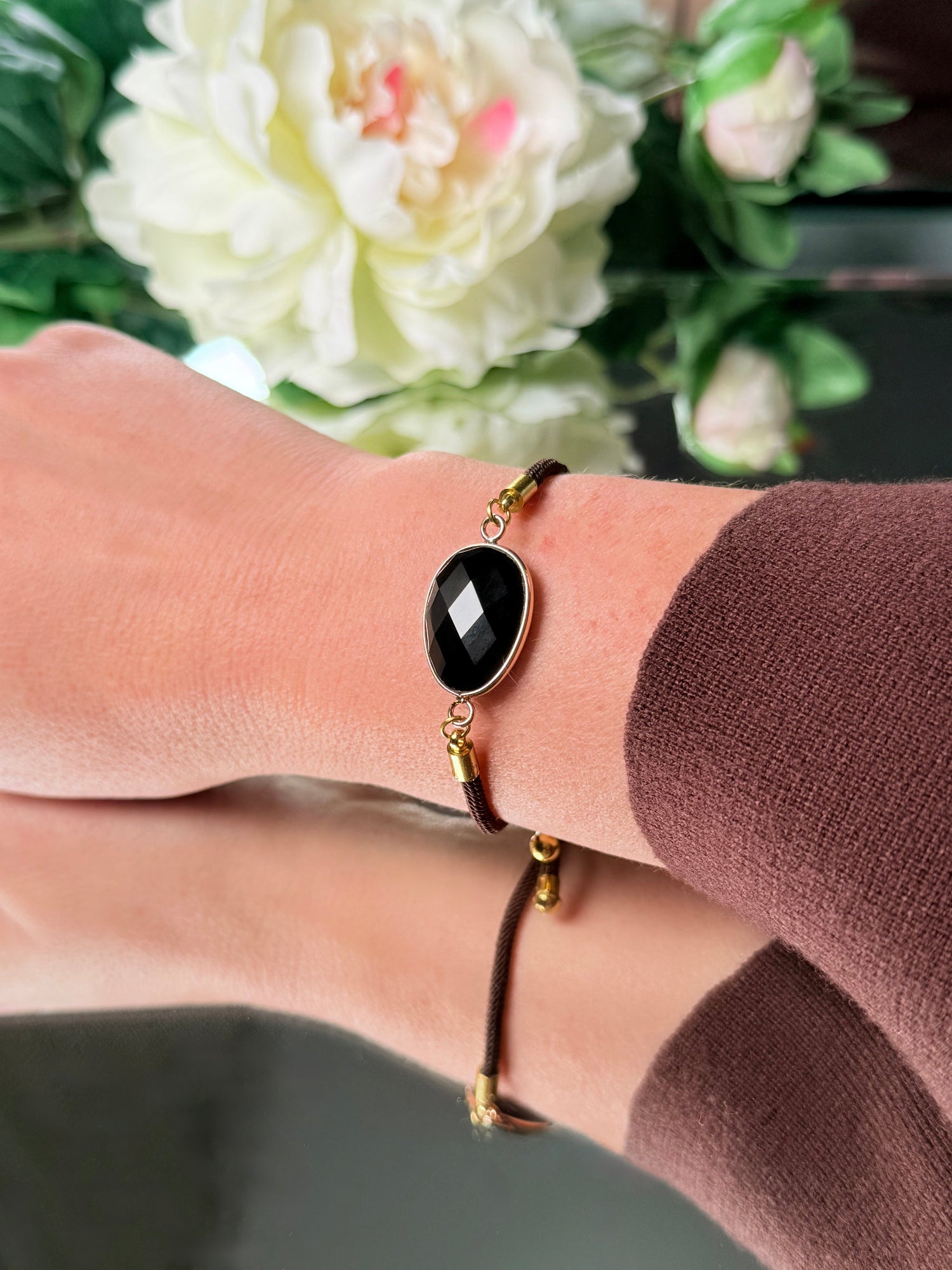 Hochwertiges Heilstein-Armband Obsidian Schwarz von Candles of Soul, verstellbar und elegant in Gold gefasst.