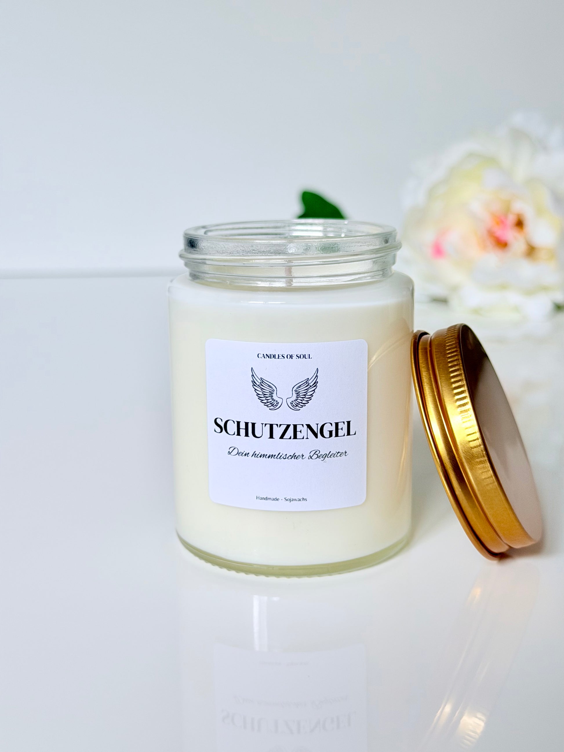 Engel Kerze im Glas mit goldenem Deckel als liebevolles Geschenk