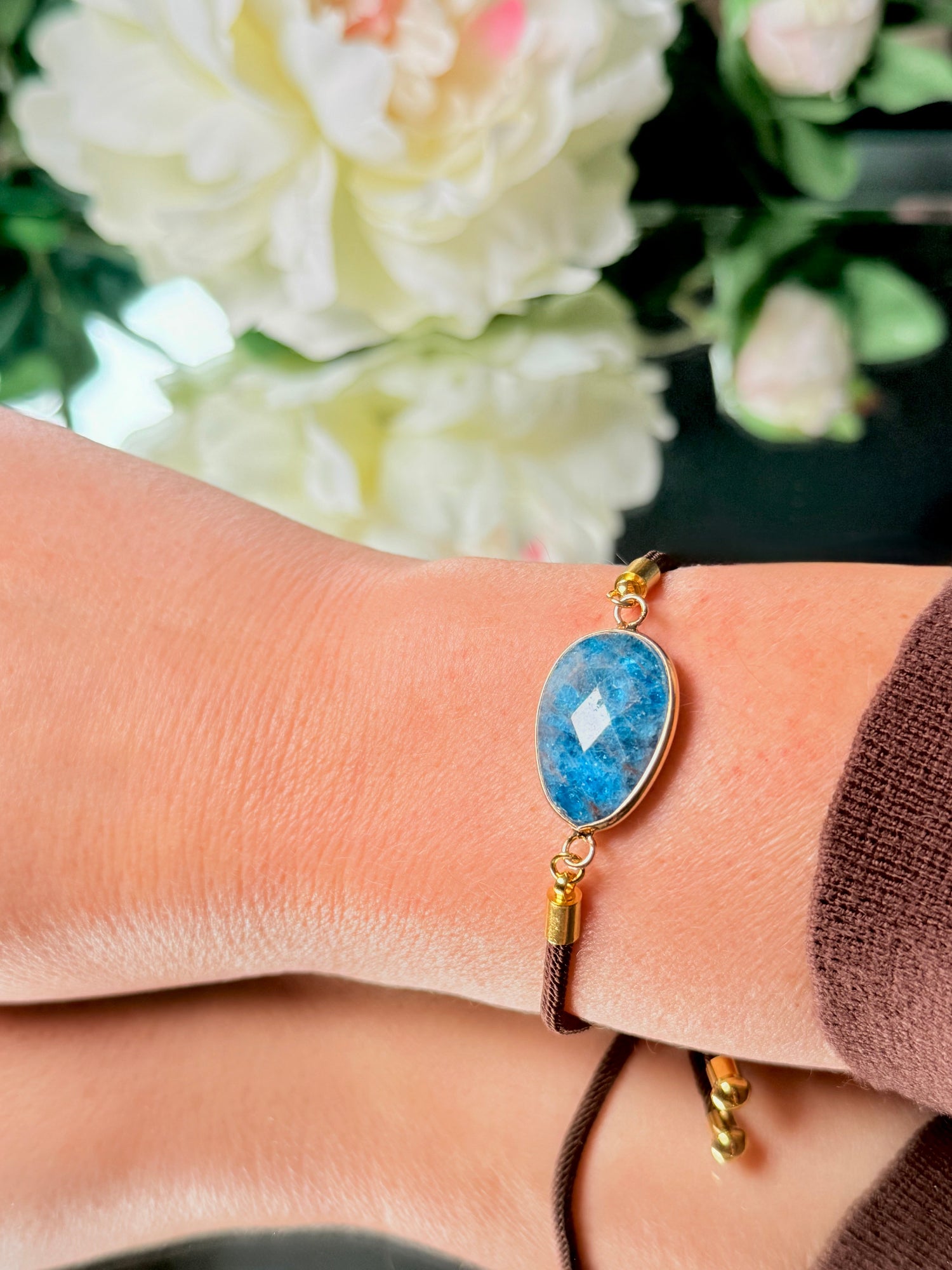 Hochwertiges Edelstein-Armband Apatit Blau von Candles of Soul, größenverstellbar mit Gold-Finish.