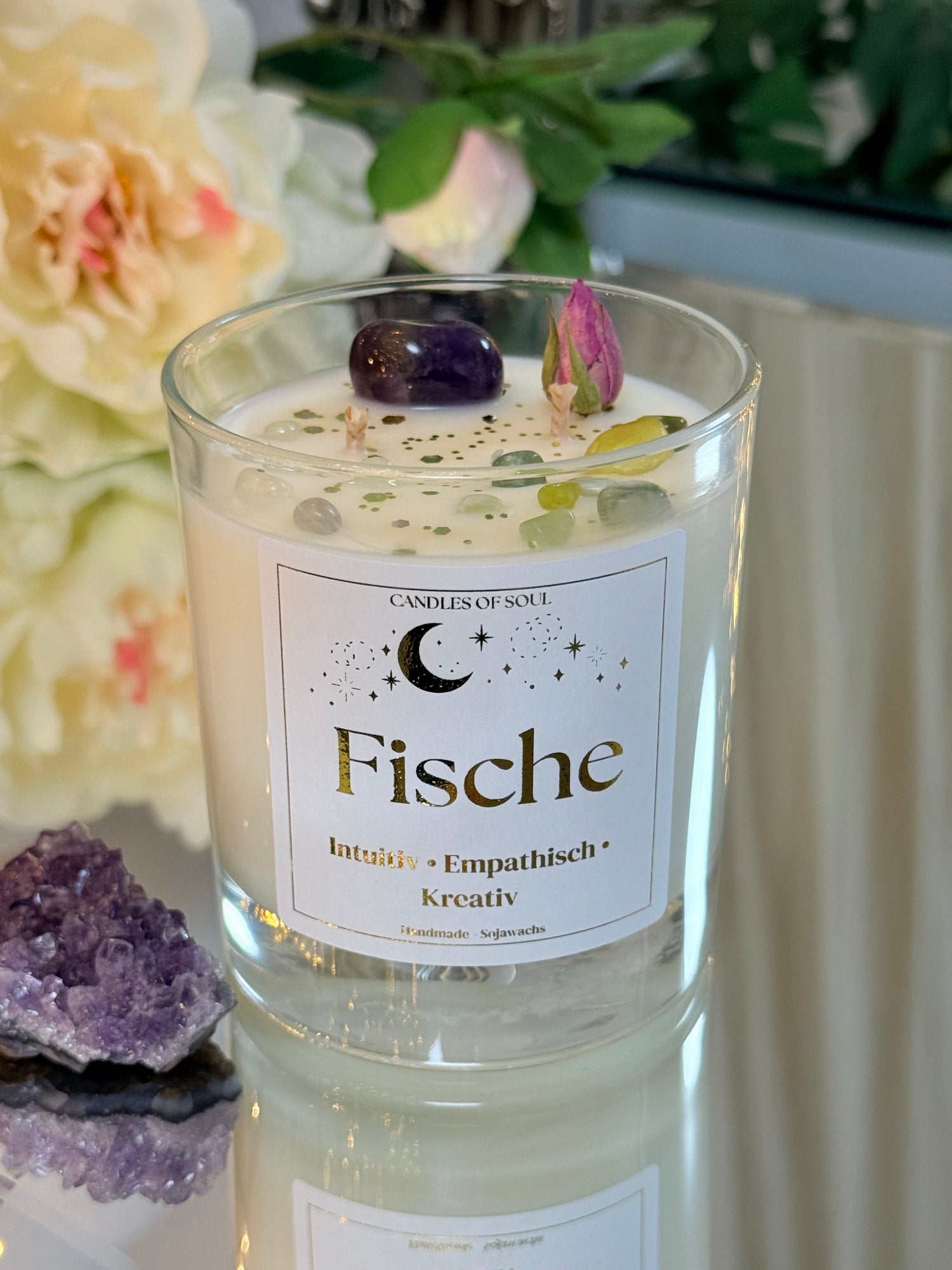 Fische Kristallkerze im Glas dekoriert mit lila Amethyst und grünen Jade-Steinen.