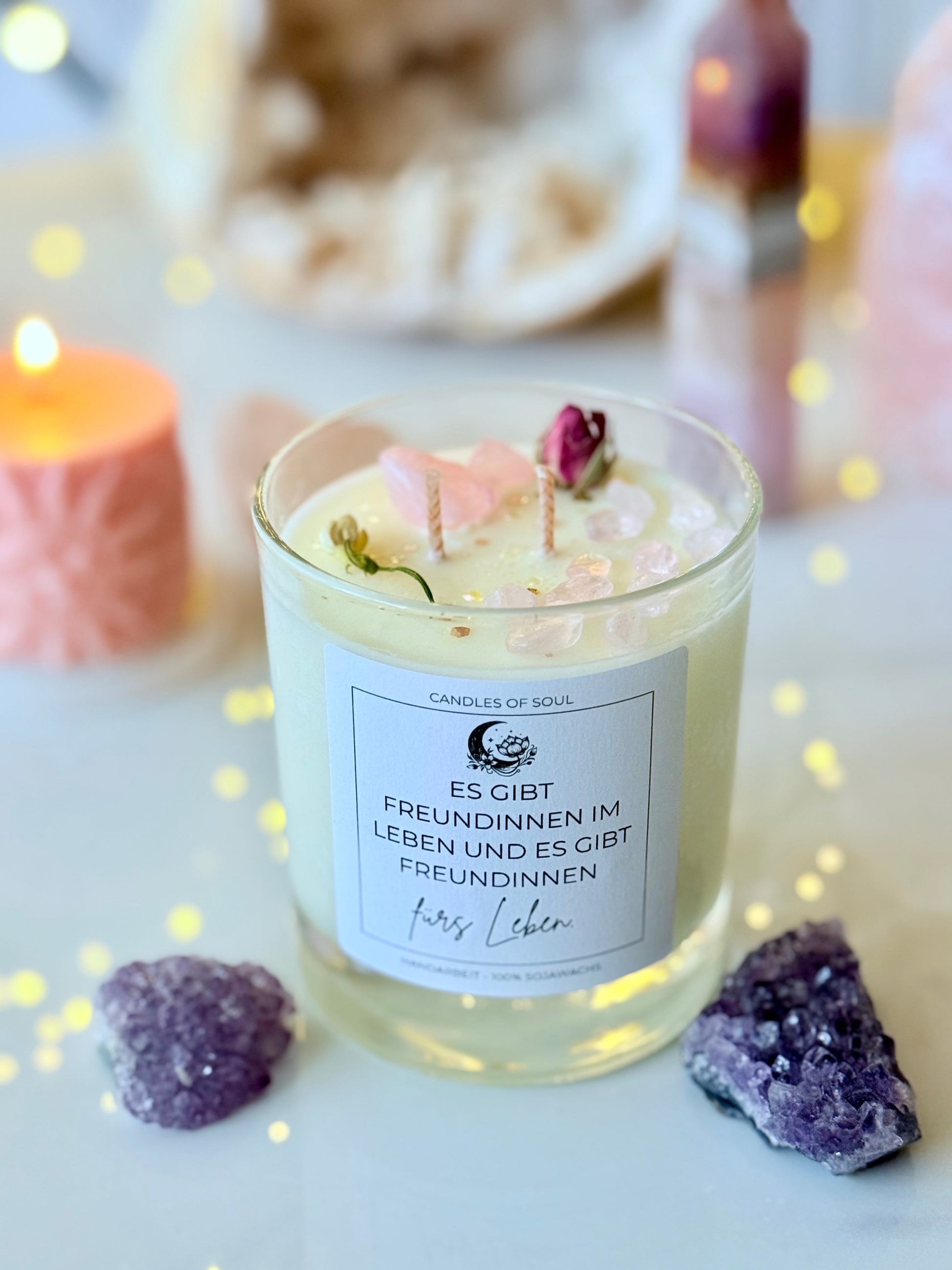 Spirituelle Freundschaftskerze mit wählbarem Duft und Rosenquarz Kristallen.