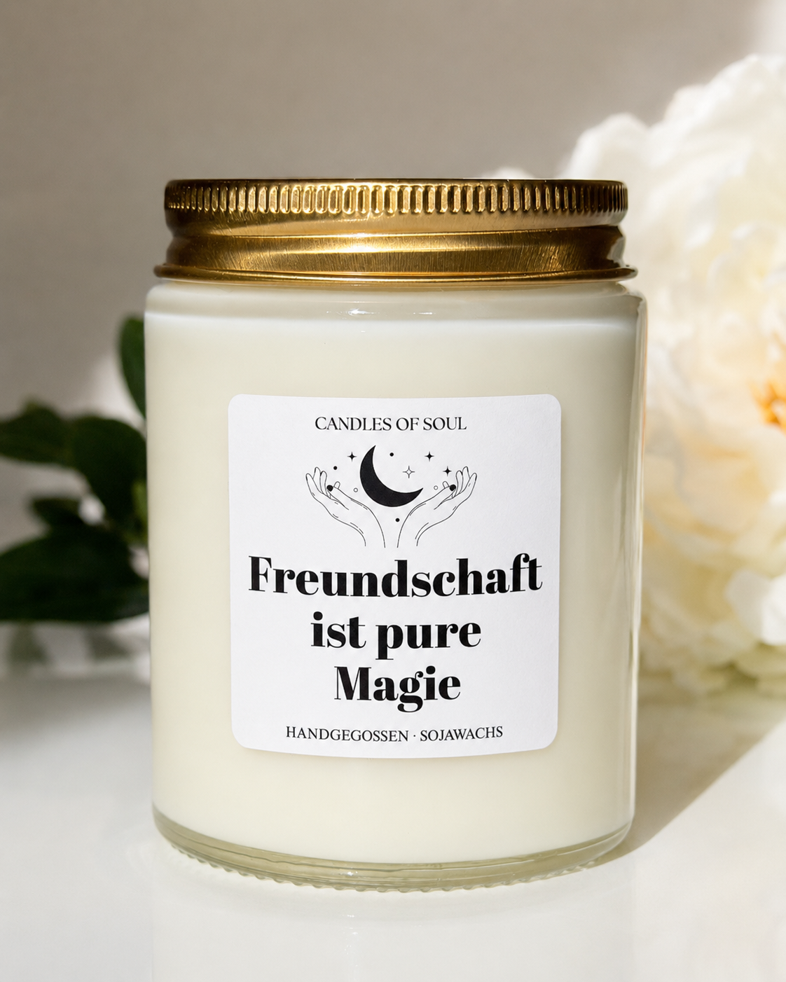 Handgegossene Freundschaftskerze aus Sojawachs mit goldenem Deckel und dem Spruch „Freundschaft ist pure Magie“.