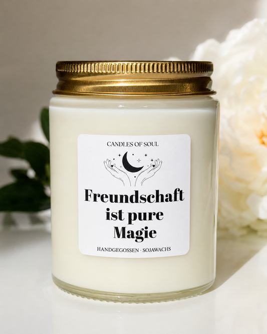 Handgegossene Freundschaftskerze aus Sojawachs mit goldenem Deckel und dem Spruch „Freundschaft ist pure Magie“.