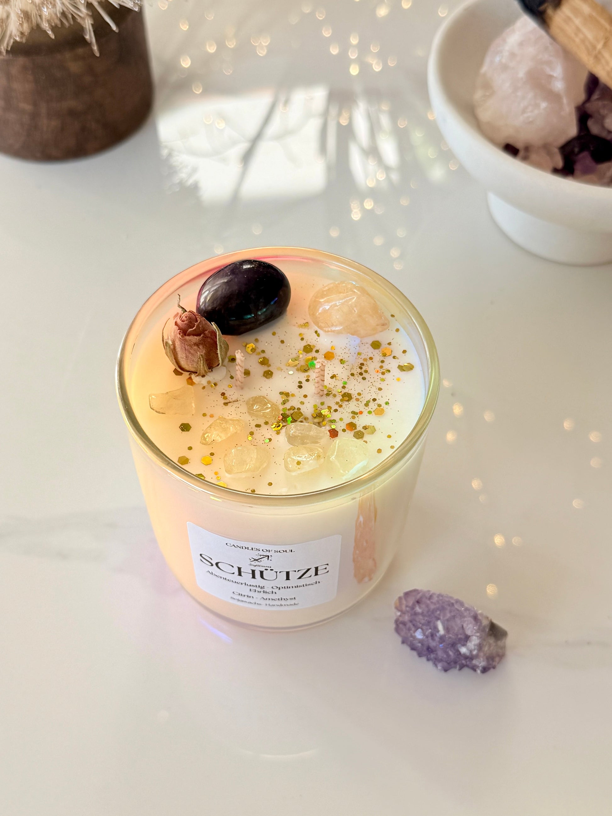 Ästhetische Astrologie Kerze als Geschenkidee für Schütze Geborene mit festlichem Bokeh Hintergrund.