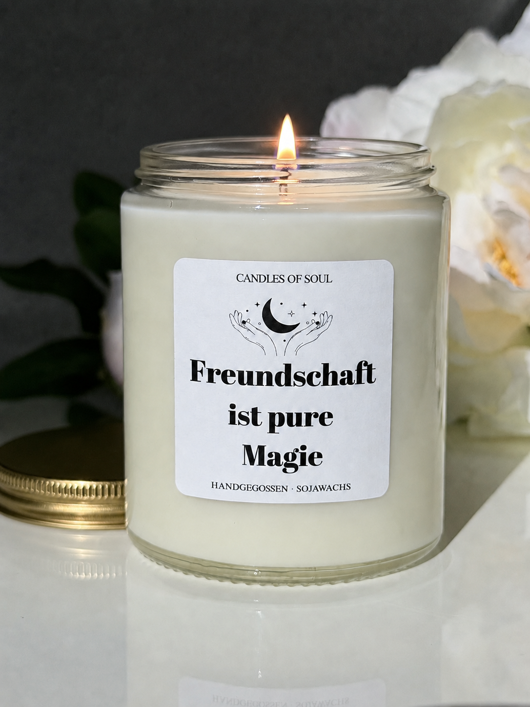 Brennende Freundschaftskerze mit natürlicher Flamme als liebevolles Geschenk für einen besonderen Herzensmenschen.