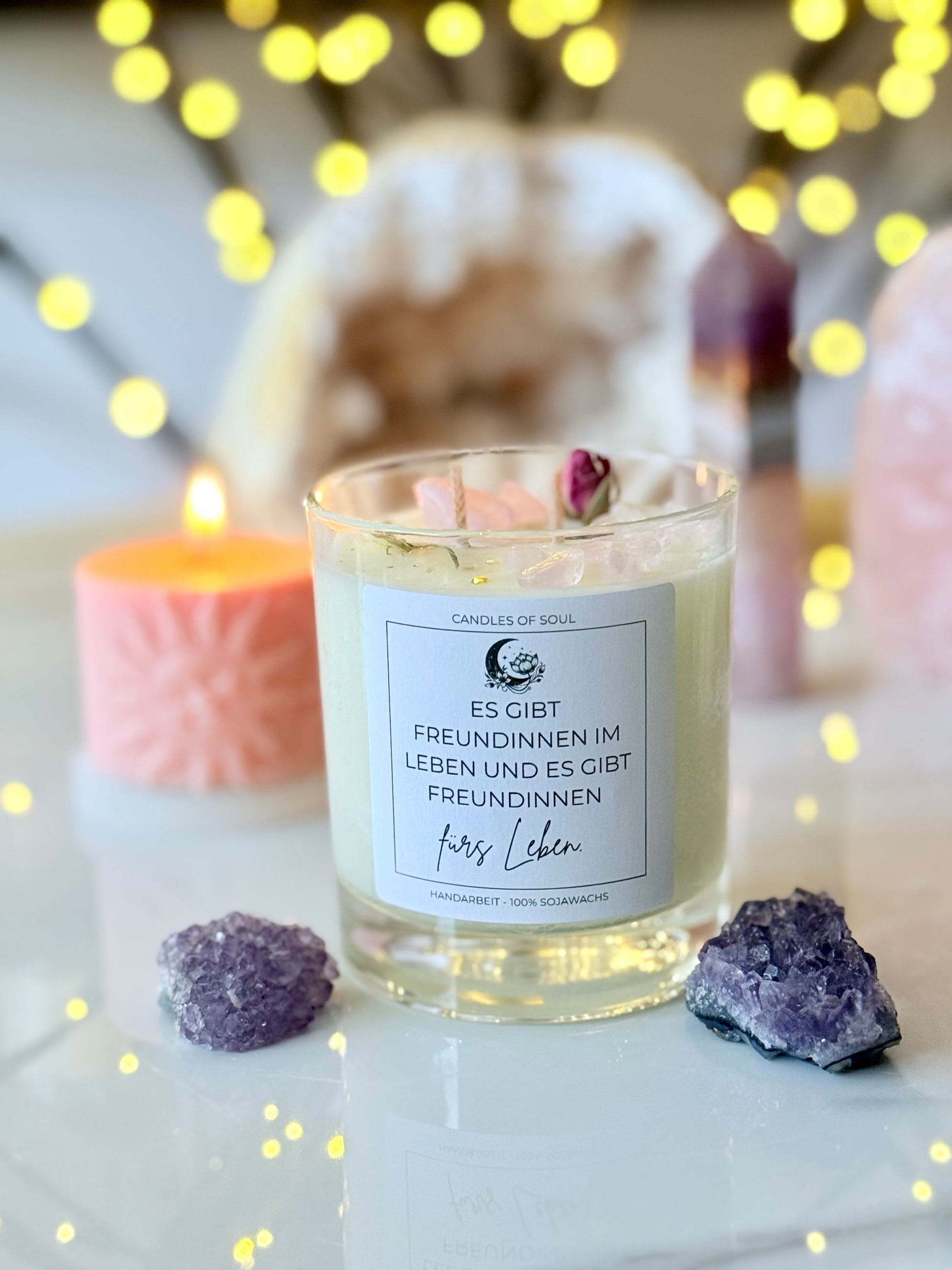 Kristallkerze im Glas mit Label Freundinnen fürs Leben, dekoriert mit Rosenquarz und Rosenknospe.