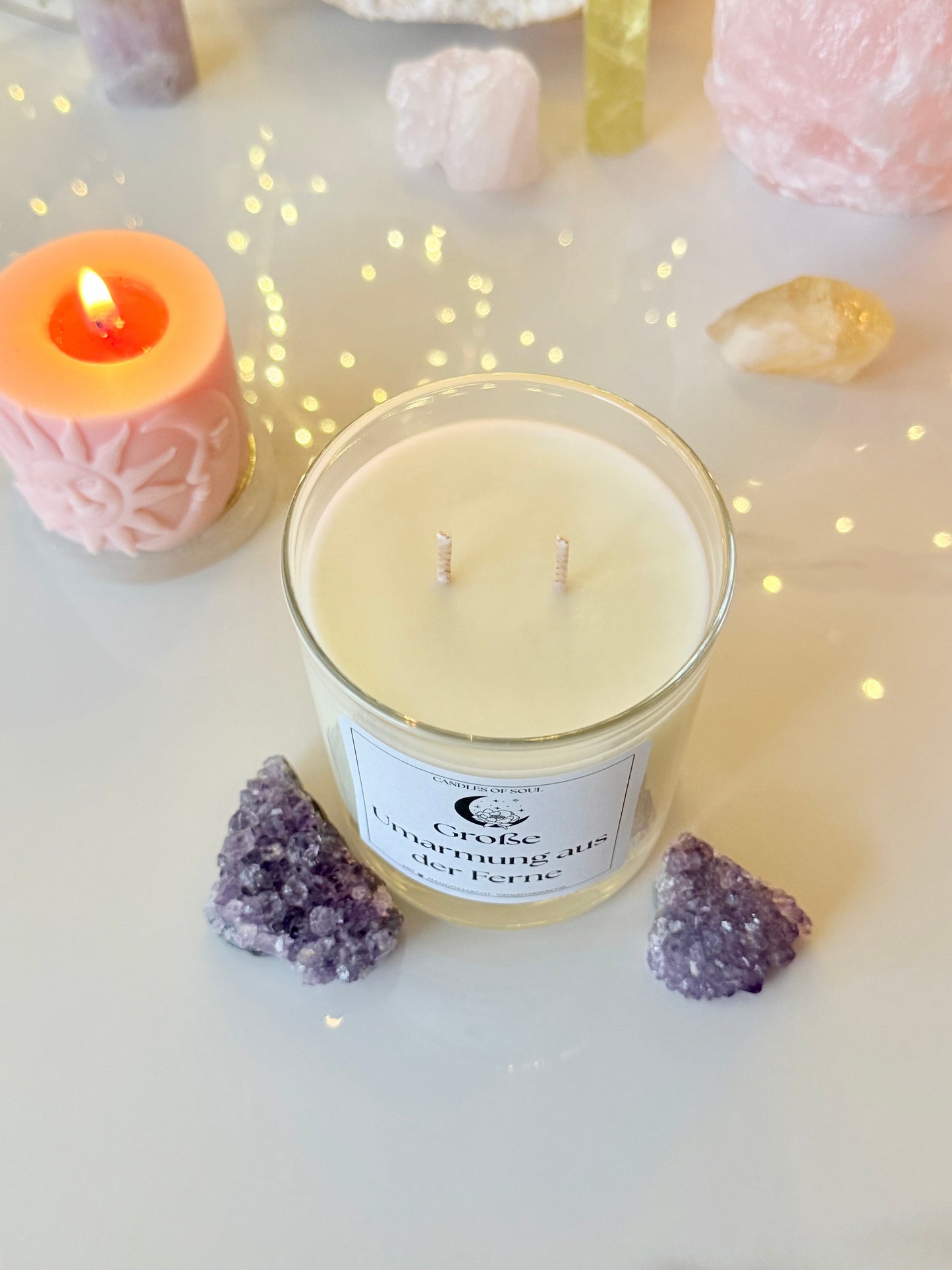 Detailansicht Kerzenlabel mit Text Große Umarmung aus der Ferne, minimalistisches Design schwarz weiß.