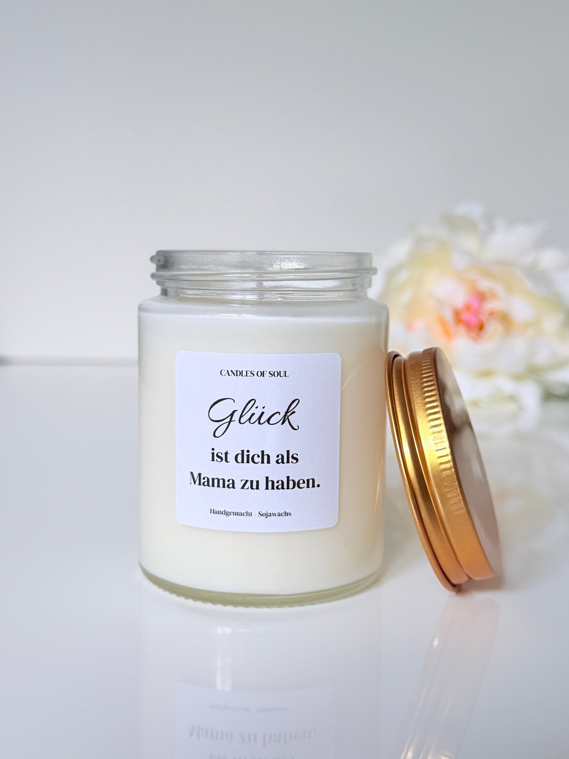 Duftkerze im Glas mit goldenem Deckel als Geschenkidee für Mama
