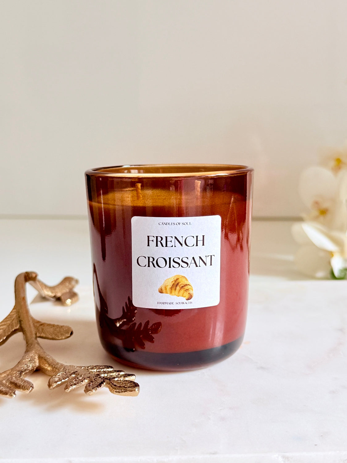 French Croissant Kerze als süße Gourmand Duftkerze für gemütliche Wohnatmosphäre und besondere Geschenkideen