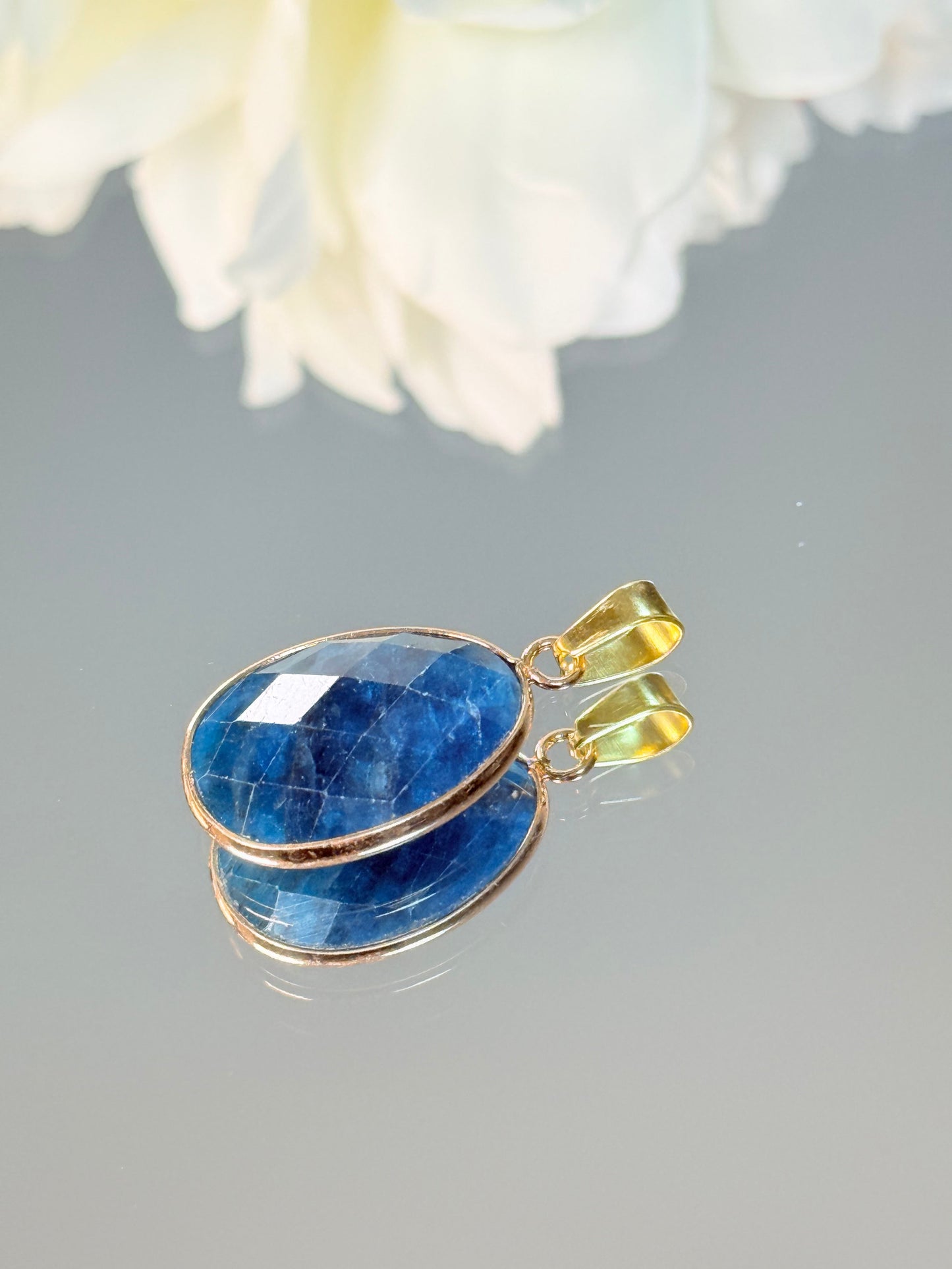 Blauer Apatit Heilstein Anhänger (20mm) – Symbol für Kommunikation und Halschakra.