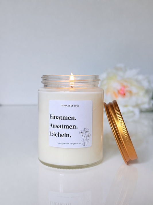Duftkerze im Glas mit goldenem Deckel für Me-Time und Entspannung