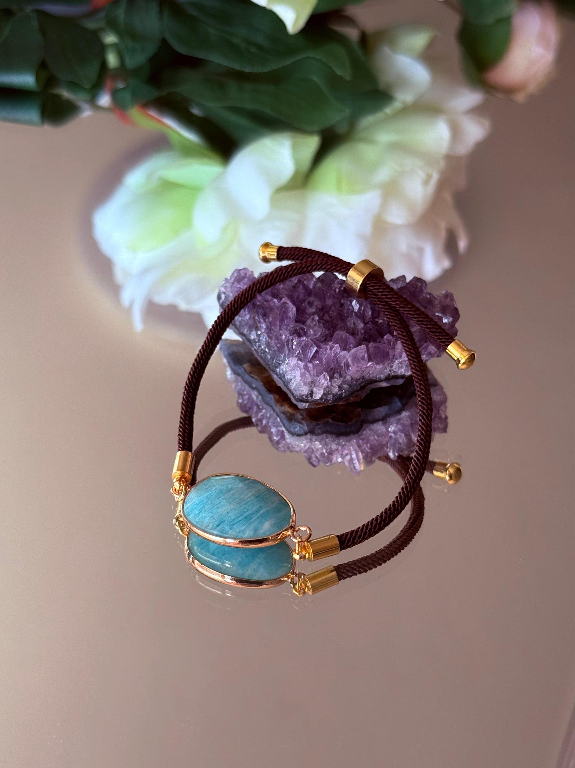 Detailansicht des facettierten Amazonit Steins (20mm) in goldener Fassung.