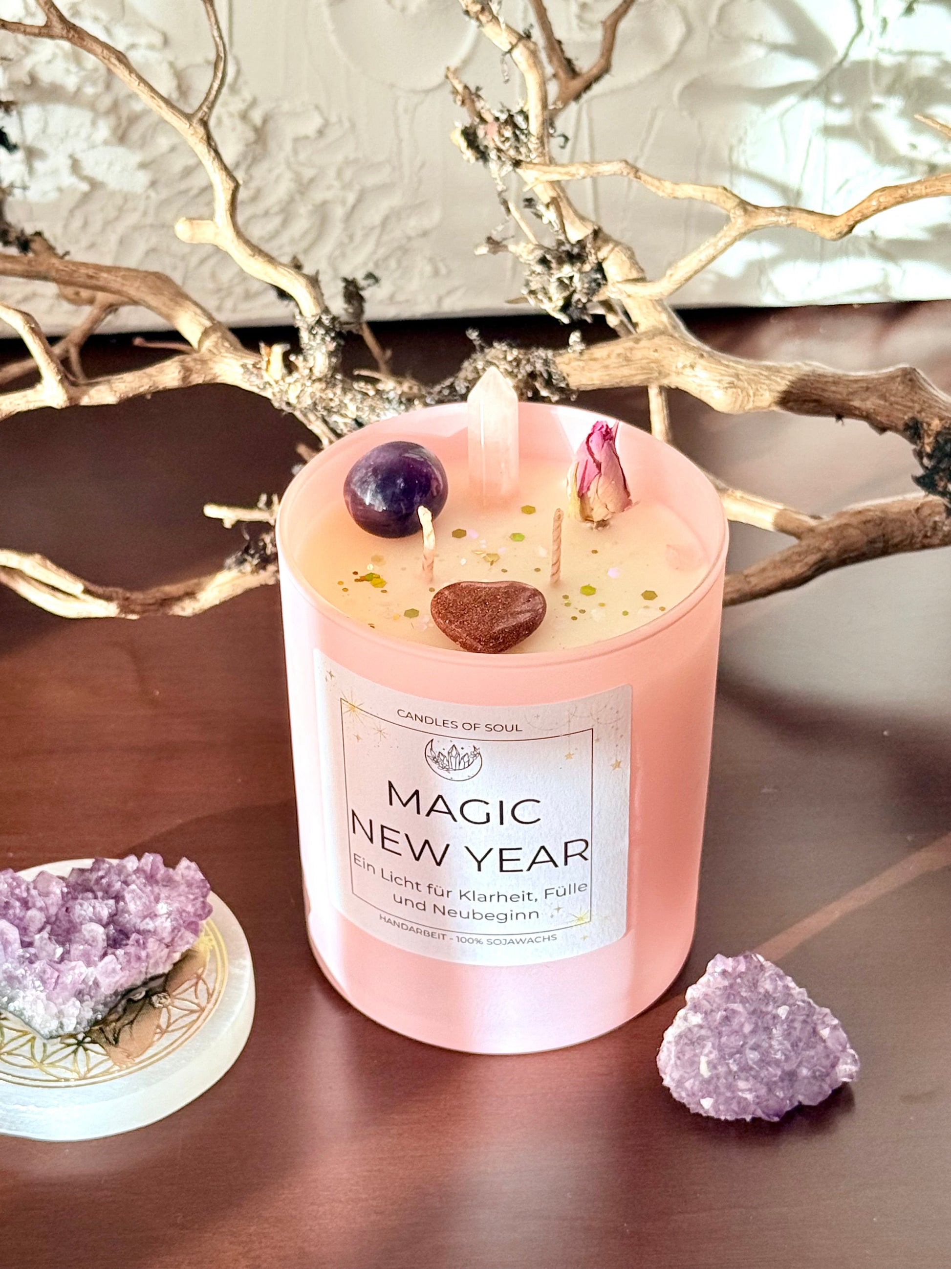 Meditationskerze für Neujahrsrituale mit Kristallen und goldenen Akzenten – Geschenkidee