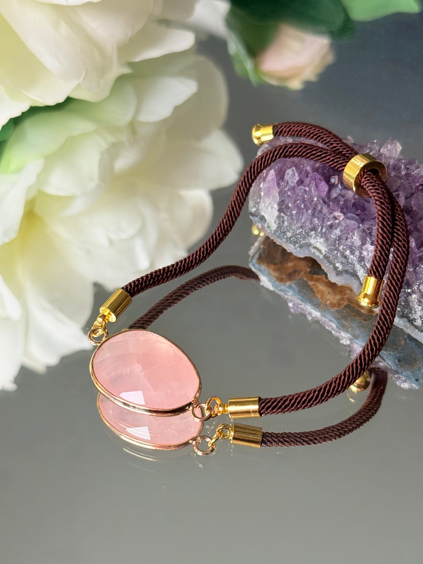 Filigranes Armband in Rosa mit echtem Rosenquarz, dank Schiebeknoten verstellbar.