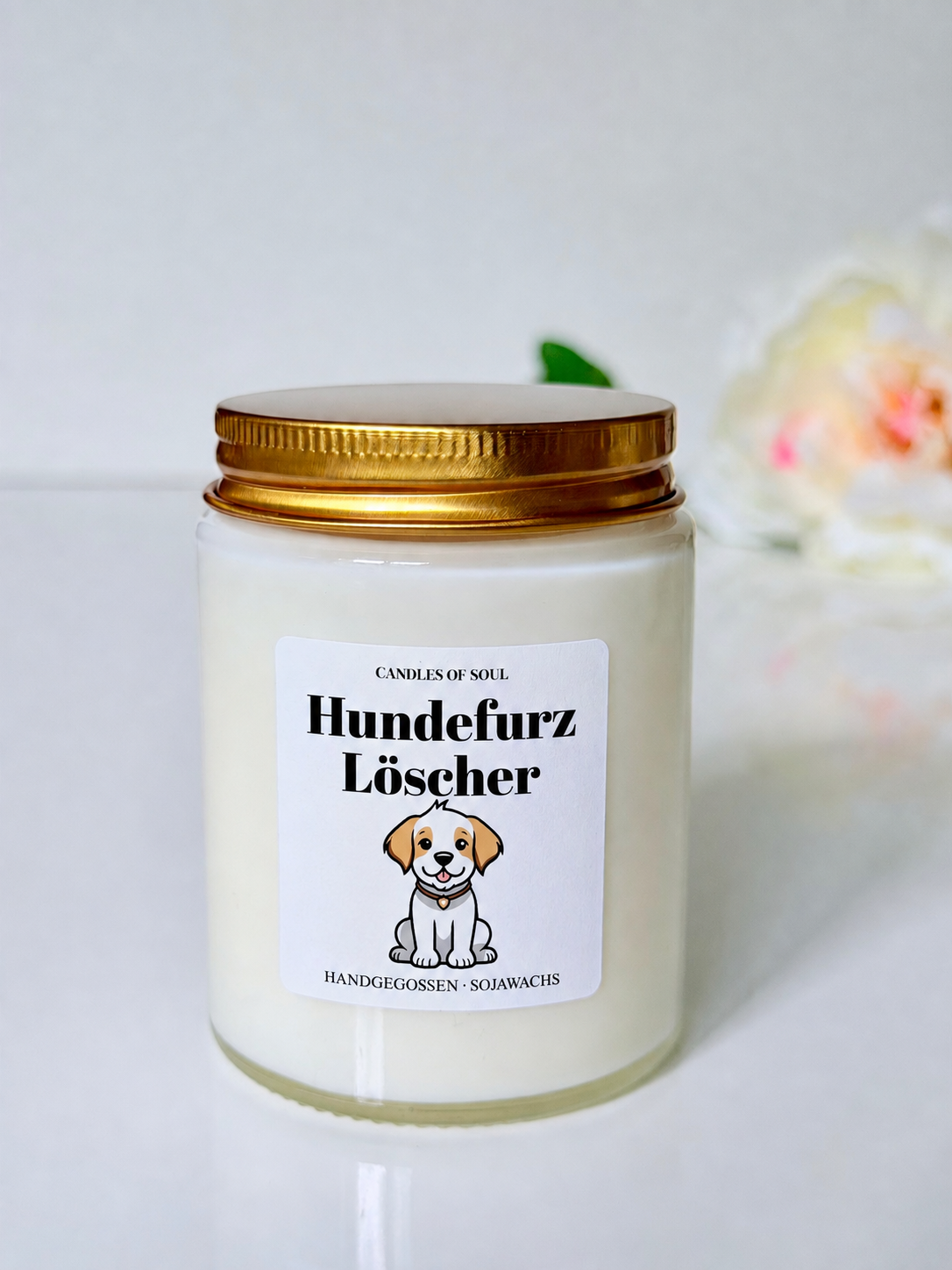 Geschenkkerze für Hundemama oder Hundepapa mit einem kleinen Hund im Hintergrund.