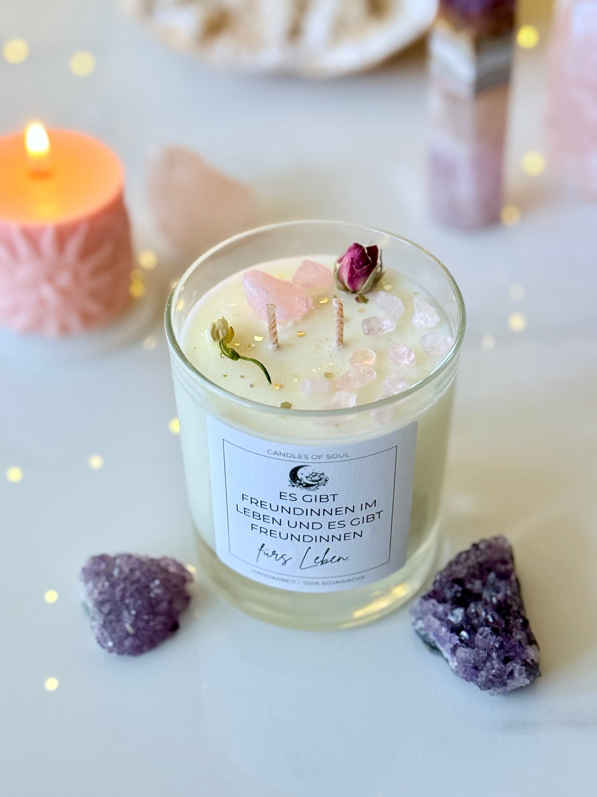 Geschenk für beste Freundin: Sojawachskerze mit zwei Dochten und rosa Heilsteinen.