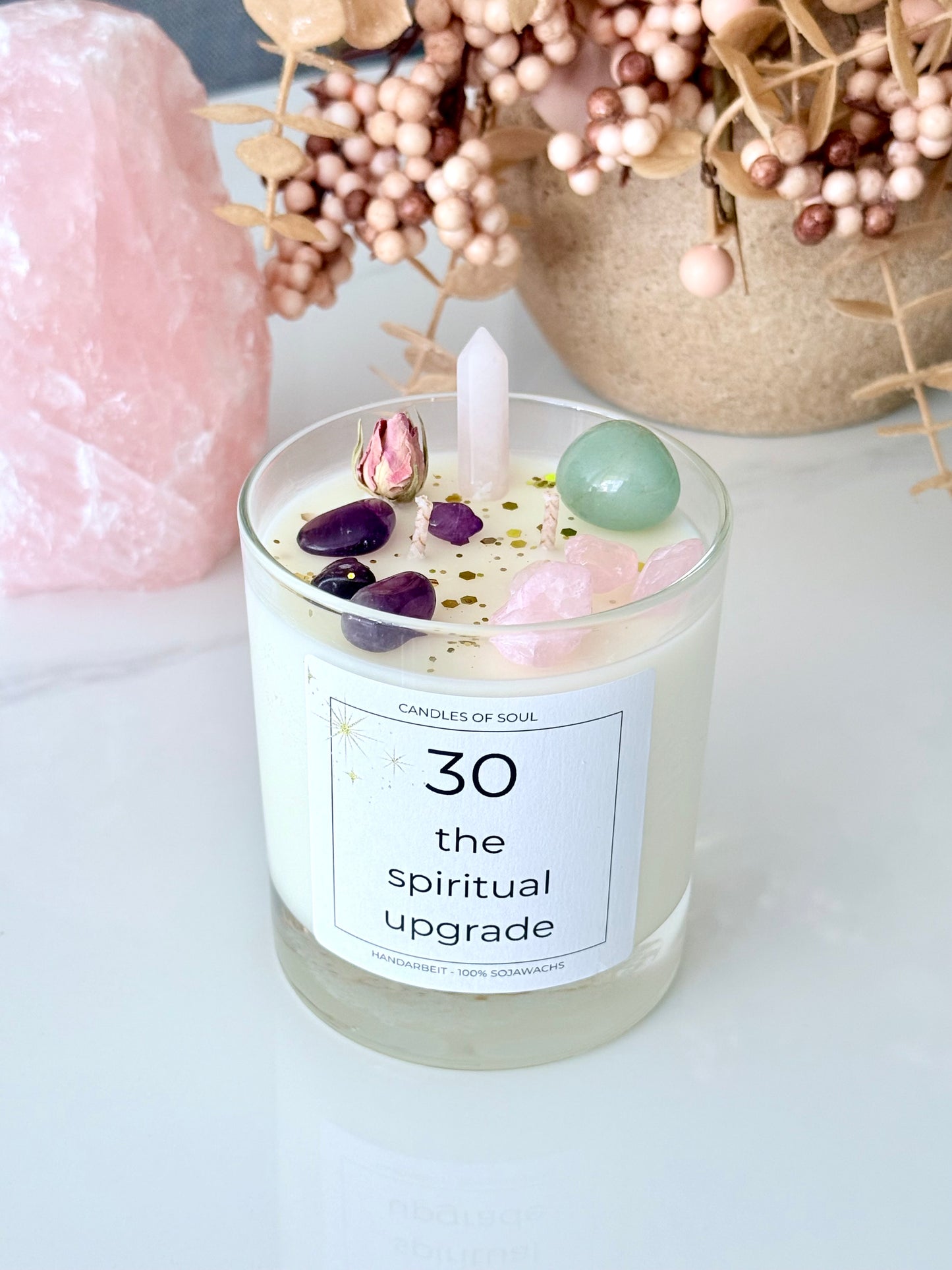 Handgemachte Kristallkerze mit Rosenquarz, Amethyst und Aventurin – The Spiritual Upgrade.
