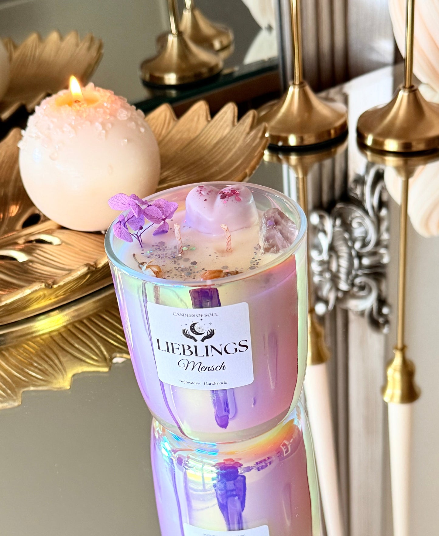 Lieblingsmensch Sojawachskerze in schimmerndem Perlmuttglas mit Amethyst, Herz-Wachs-Element und lila Trockenblumen.
