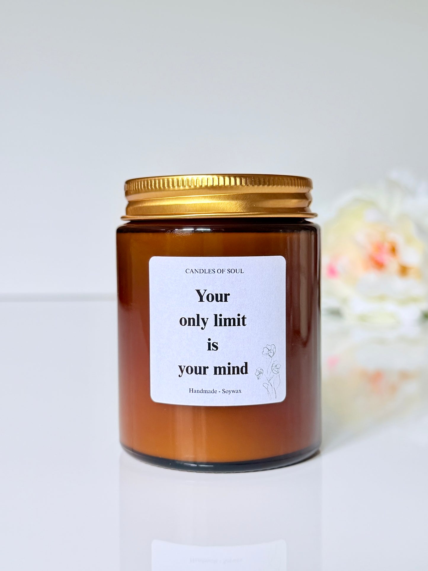 Handgegossene Motivationskerze aus Sojawachs im braunen Apothekerglas mit goldfarbenem Deckel und Spruch „Your only limit is your mind“.