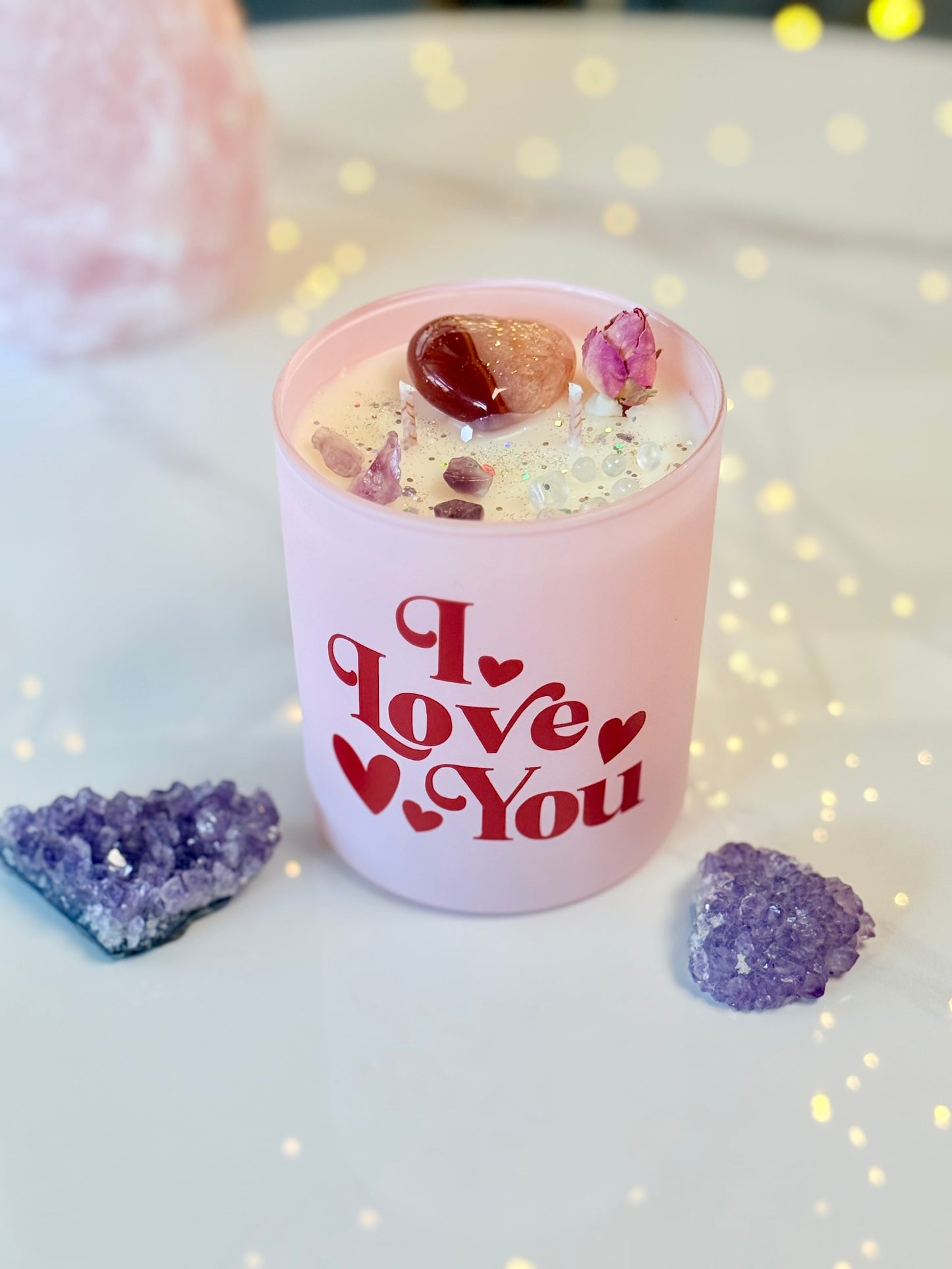 pirituelles Geschenk zum Valentinstag: Kerze mit Heilsteinen und I Love You Botschaft.