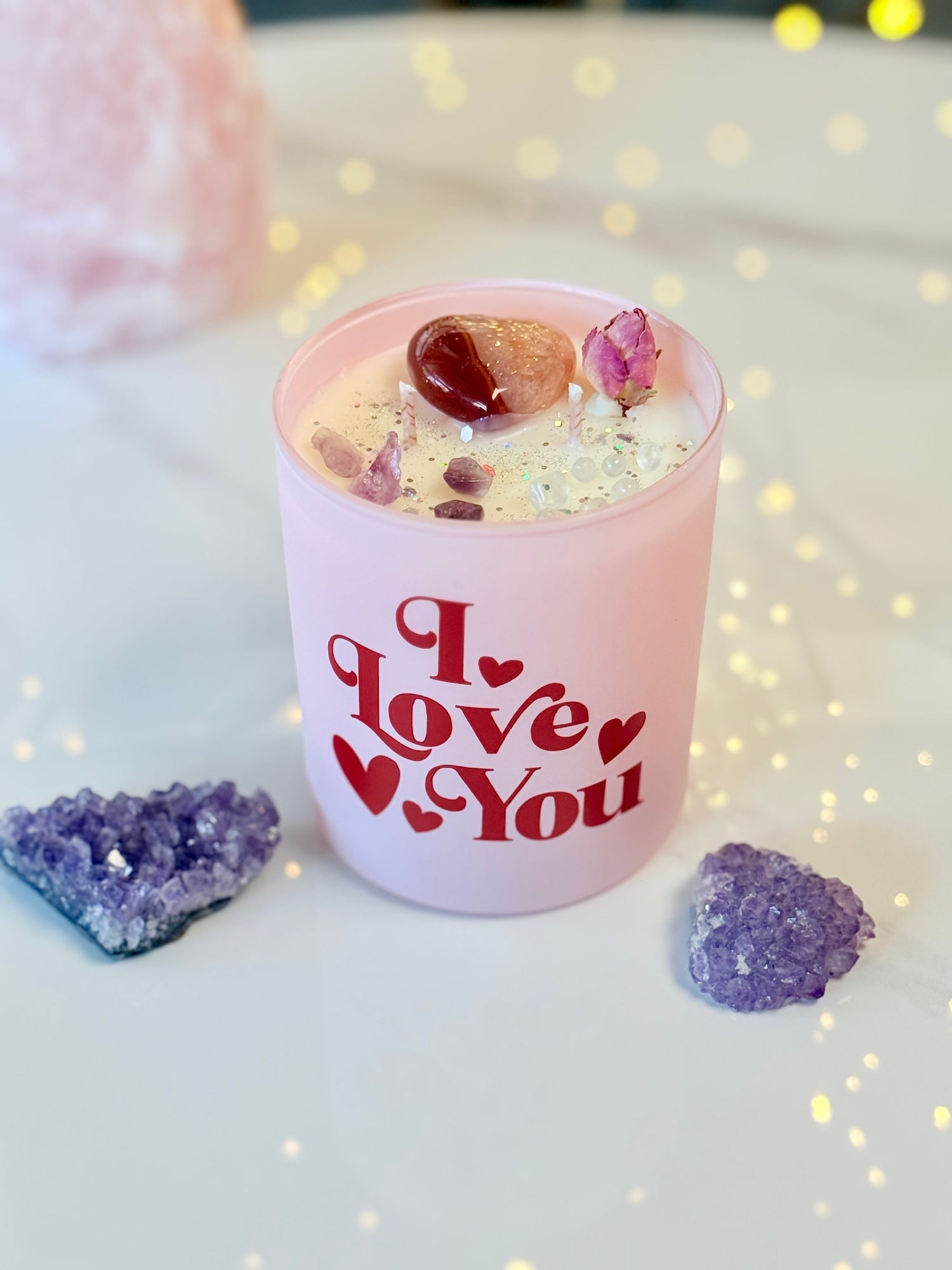 pirituelles Geschenk zum Valentinstag: Kerze mit Heilsteinen und I Love You Botschaft.