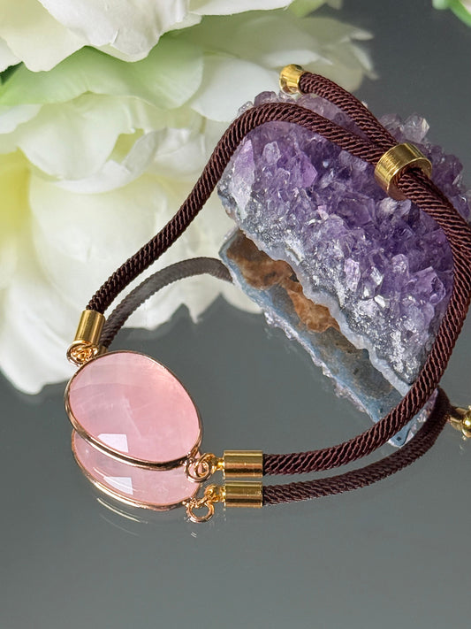 Hochwertiger brasilianischer Rosenquarz-Stein für das Herzchakra an feiner Textilkordel.