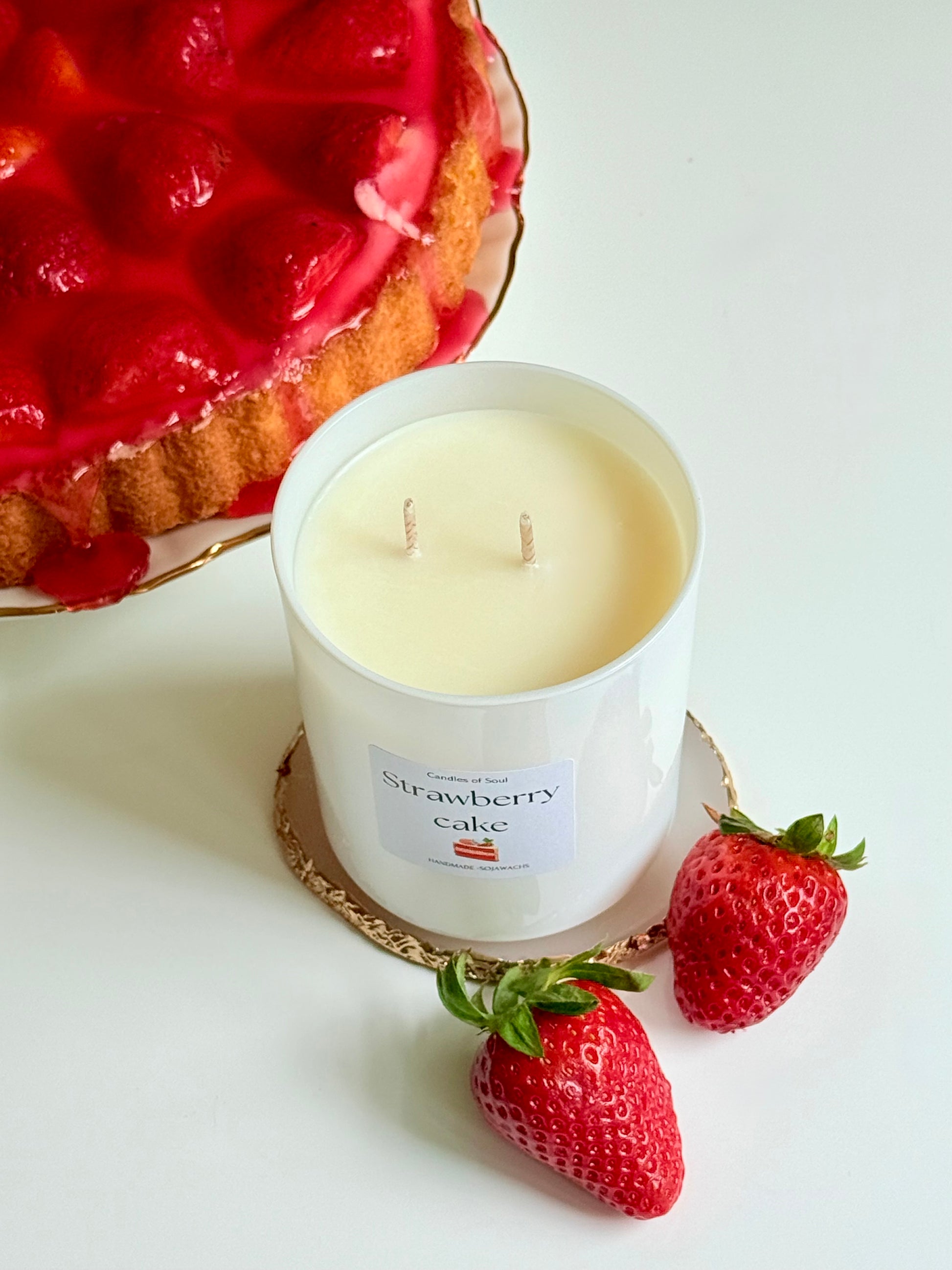 Strawberry Cake Duftkerze mit frischen Erdbeeren – Candles of Soul Handmade