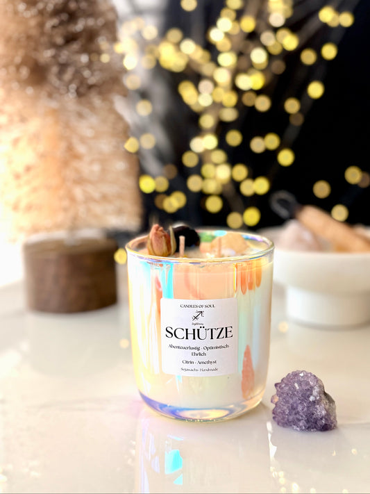 Candles of Soul Schütze Sternzeichen Kerze im irisierenden Glas mit Citrin und Amethyst Kristallen.