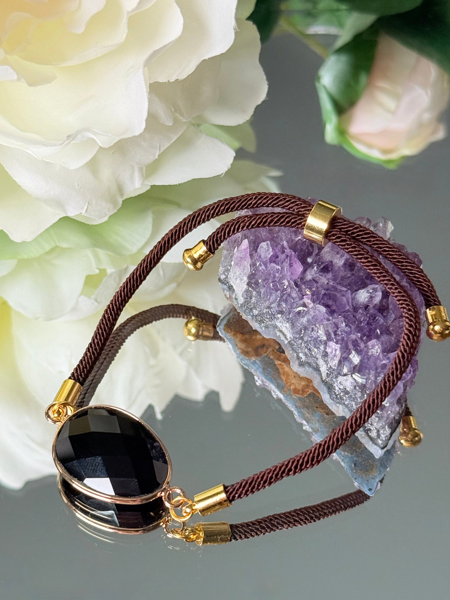 Verstellbares Armband mit 20mm großem schwarzen Obsidian und goldenen Details für spirituellen Schutz.