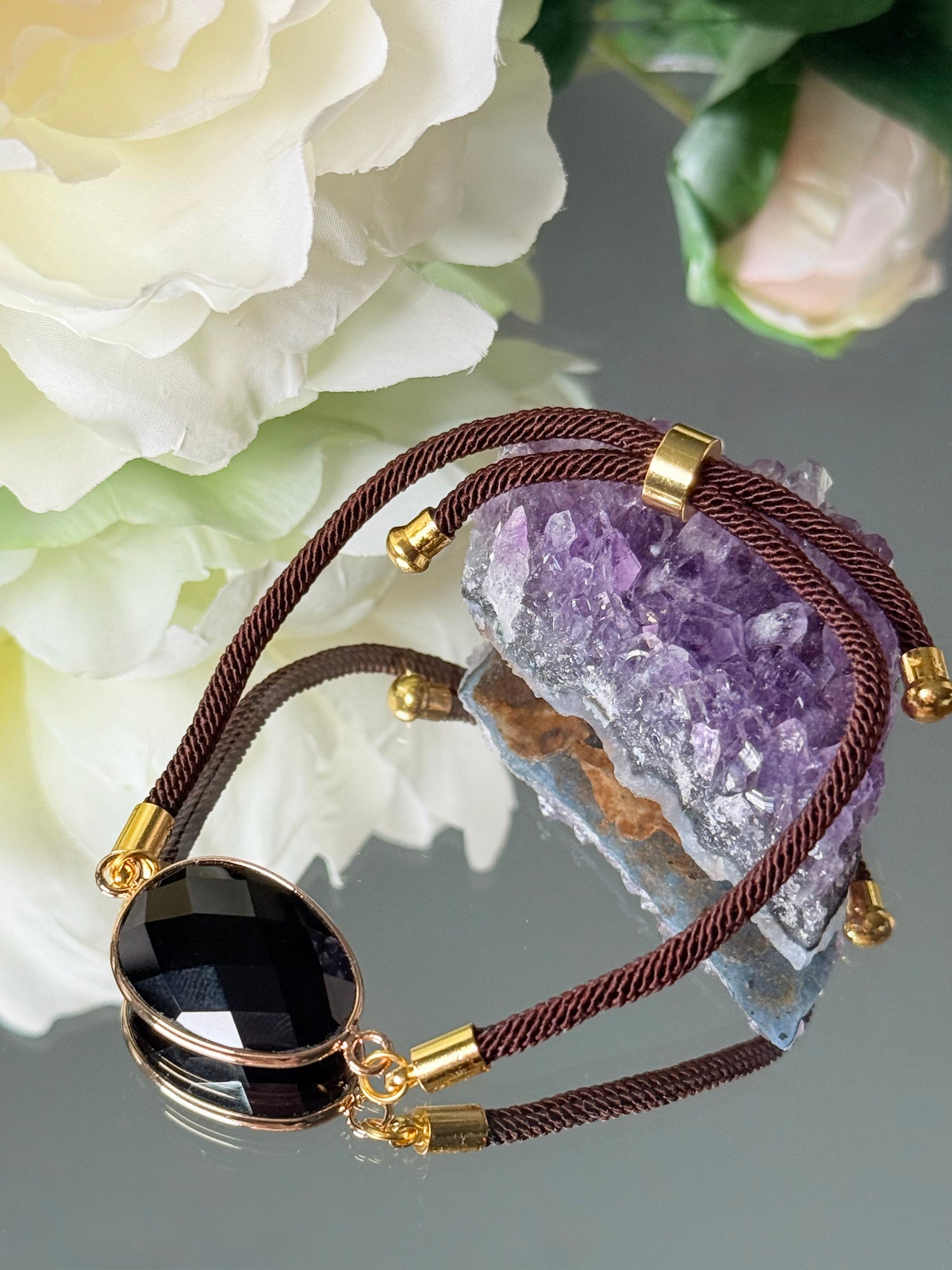 Verstellbares Armband mit 20mm großem schwarzen Obsidian und goldenen Details für spirituellen Schutz.