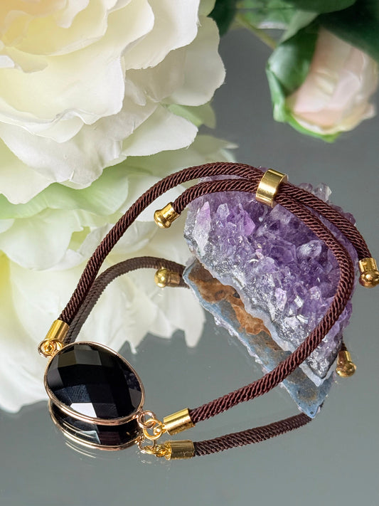 Verstellbares Armband mit 20mm großem schwarzen Obsidian und goldenen Details für spirituellen Schutz.