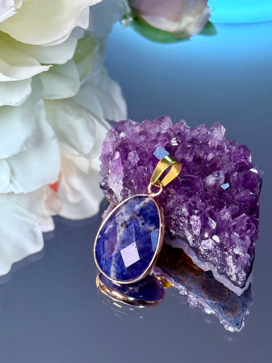 Ovaler Sodalith Anhänger in Goldfassung, facettiert geschliffen, ohne Kette.