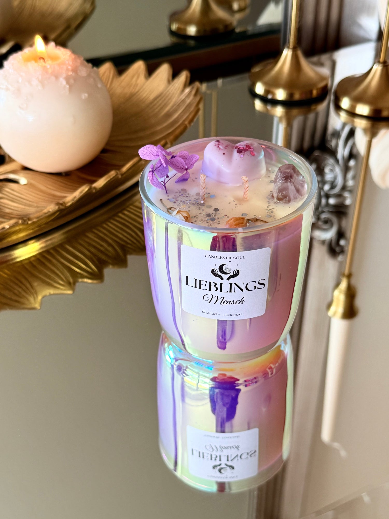 Nahaufnahme der Lieblingsmensch Kerze mit glitzernden Details und Edelstein-Verzierung.