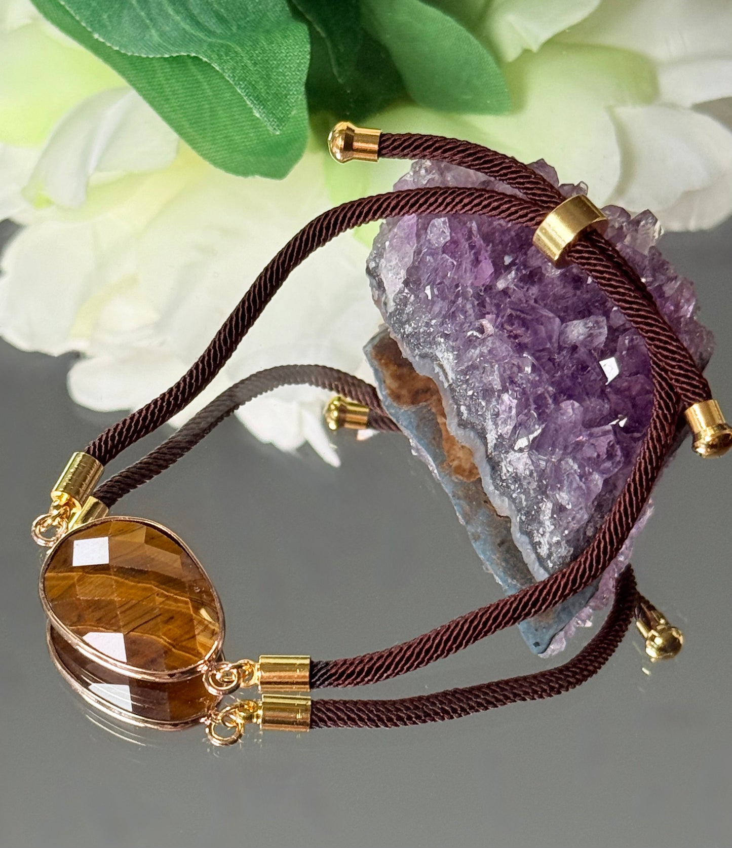 Hochwertiges Grade A Tigerauge Armband von Candles of Soul, mit nickelfreier Gold-Beschichtung und robuster Textilkordel.