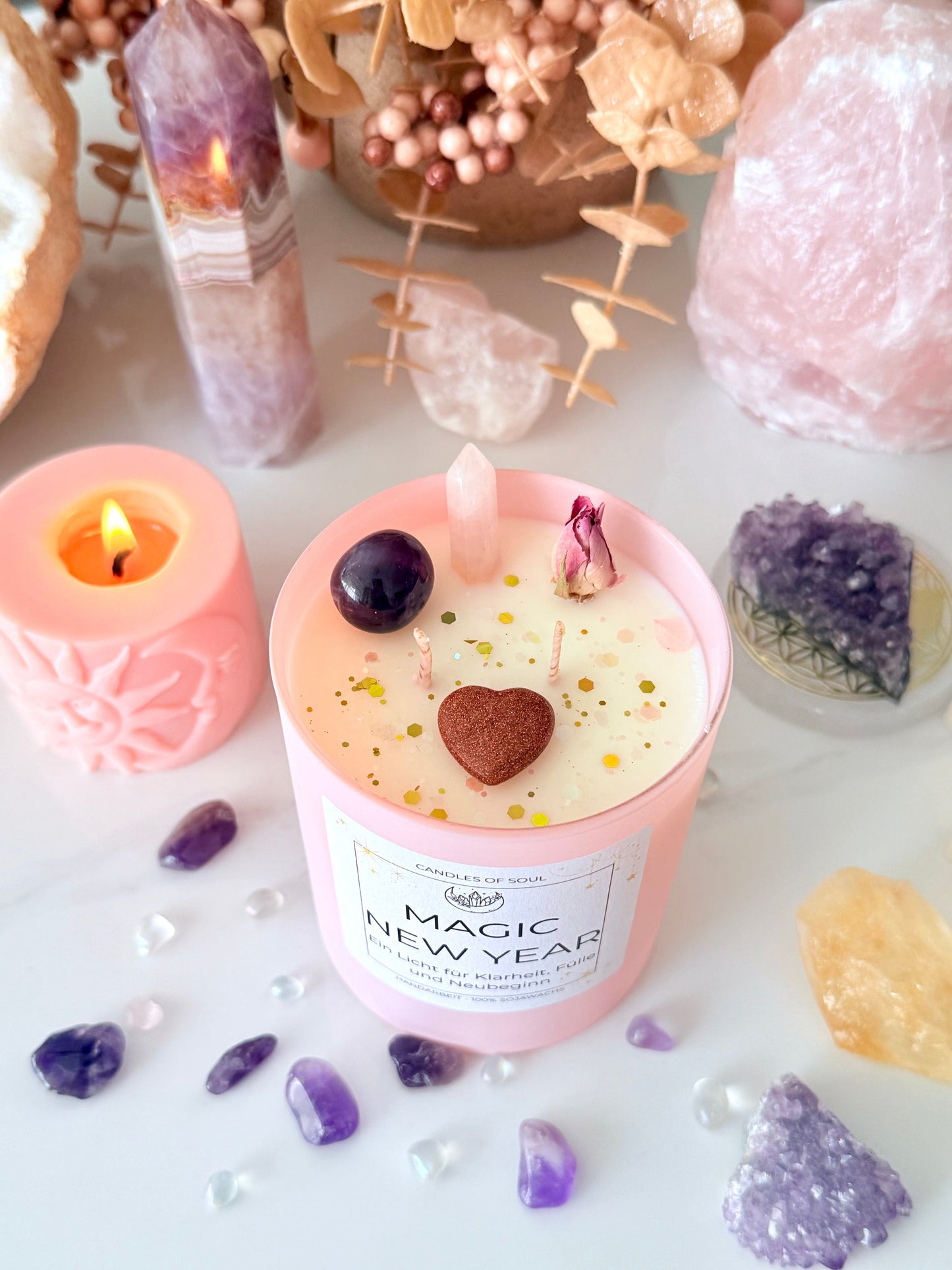 Spirituelle Geschenk Kerze mit Heilsteinen – Amethyst Schutzstein und Rosenquarz Liebesenergie
