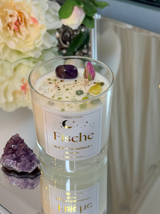 Weiße Sojawachskerze mit goldenem Sternzeichen-Logo und den Eigenschaften der Fische.