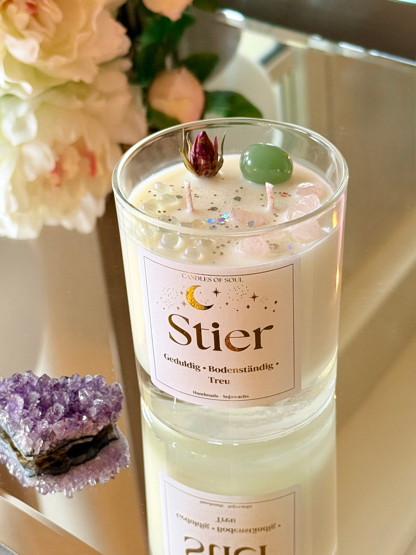Stier Kristallkerze im Glas mit zartrosa Rosenquarz, grünem Aventurin und einer Rosenknospe.