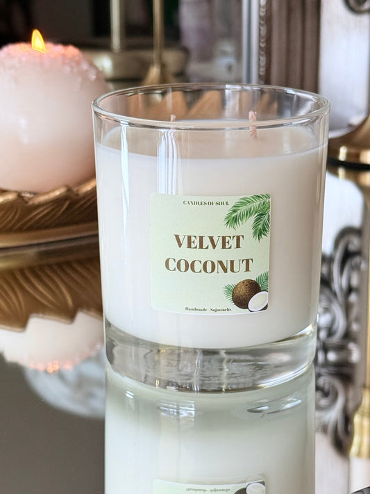 Velvet Coconut Sojawachs Kerze im Glas mit zwei Dochten und Kokosnuss-Etikett.
