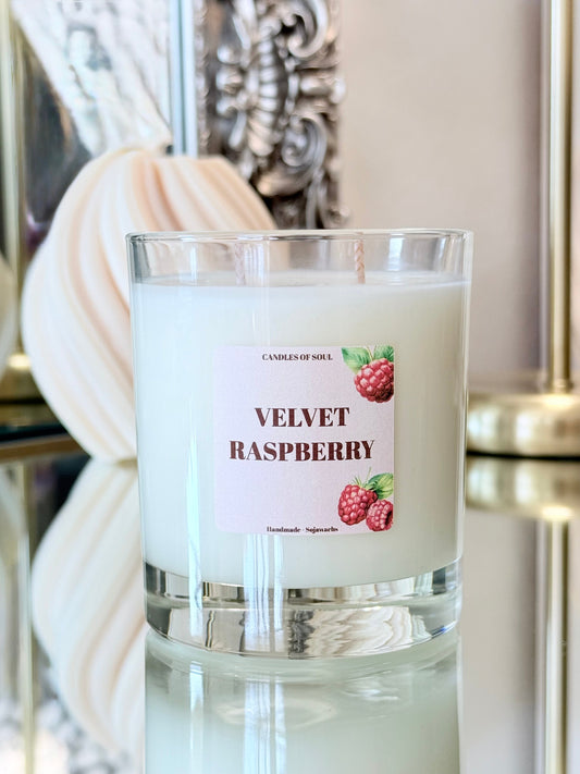 Handgefertigte Velvet Raspberry Sojawachs Kerze im klaren Glas mit weißem Wachs und zwei Dochten.
