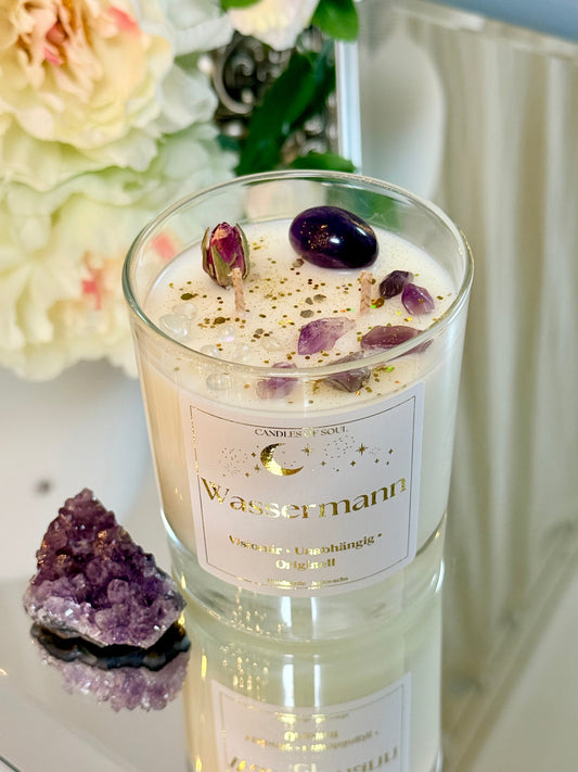 Vorderansicht der Wassermann Kristallkerze mit weißem Etikett und Gold-Aufdruck.
